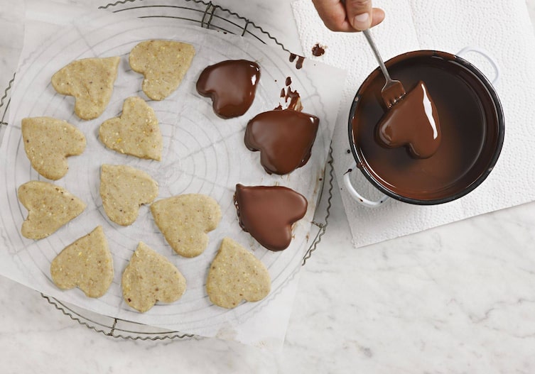 Maroniherzen, Schokoladenglasur, Kochtopf, Gabel