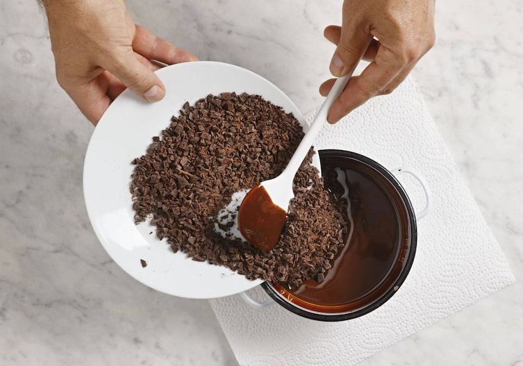 Maroniherzen, Schokoladenstücke, Kochtopf, Glasur