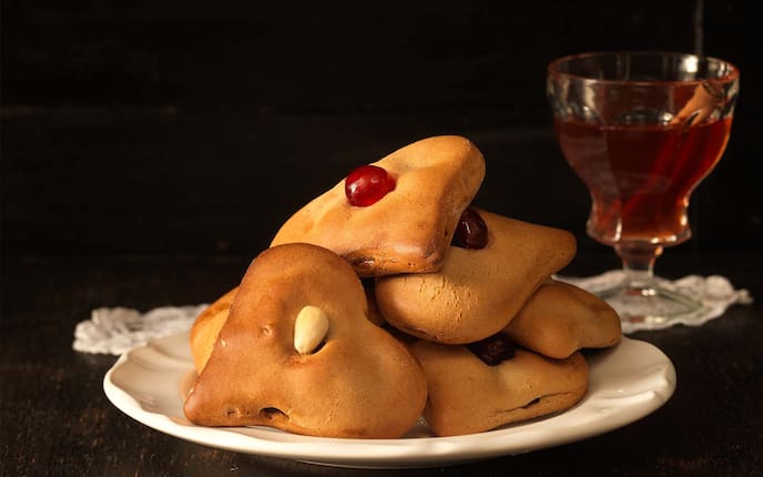 Gefüllte Lebkuchenherzen, Mandeln, kandierte Kirschen, Punsch