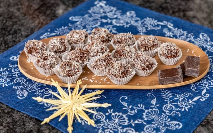 Kokos, Kekse, Plätzchen, Weihnachtsplätzchen, Kochschokolade, Strohstern, Holzplatte, Servus Rezept