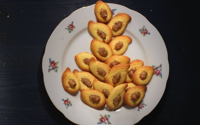 Pharaonenaugen, Dattelfüllung, Porzellanteller, Kekse, Weihnachtsplätzchen, Weihnachten, Servus Rezept