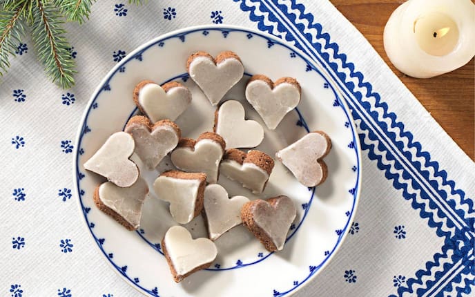 Kekse, Plätzchen, Weihnachten, Advent, Rumherzen, Ausstechkekse, Kerze, Tannenzweig, Servus Rezept, Omas Kochbuch