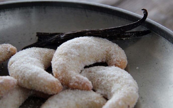 Vanillekipferl ohne Ei,  Vanilleschote, Teller