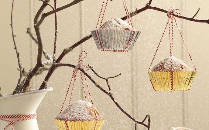 Weihnachtsstollen-Schüsserl, Vase, Äste, Schnüre