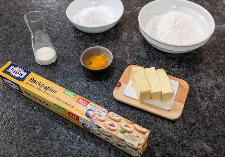 Milch, Mehl, Zucker, Eidotter, Butter, Frischhaltefolie, Teig, Keksteig, Kekse, Plätzchen, Eisenbahner, Servus Rezept