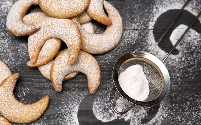 Vanillekipferl, Staubzucker, Sieb, Kekse, Plätzchen, Weihnachten, Weihnachtsgebäck, Rezept, Servus Rezept