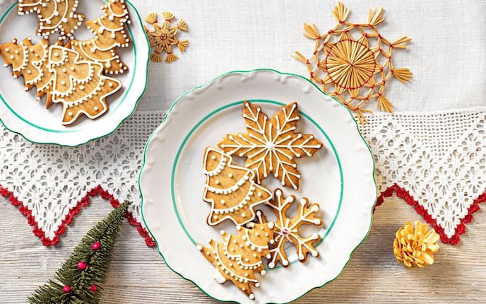 Kekse, Marzipan, Sterne, Tannenbäume, Weihnachten, Teller