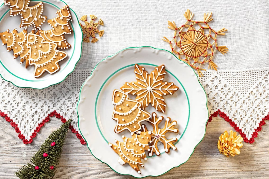 Kekse, Marzipan, Sterne, Tannenbäume, Weihnachten, Teller