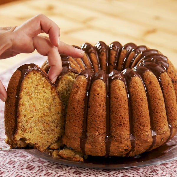 Kürbiskuchen, Gugelhupf, Schokoladen-Glasur, anschneiden, Nachspeise, Servus Rezept