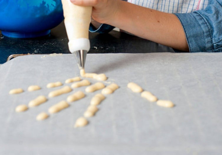 Mit einem Spritzsack werden die Knabberknochen aufgespritzt