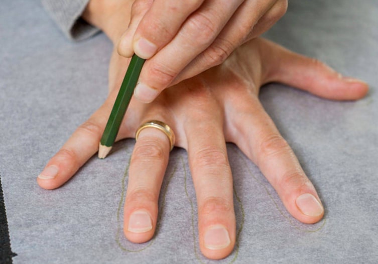 Hände aufmalen als Vorlage für die Knabber-Knochen