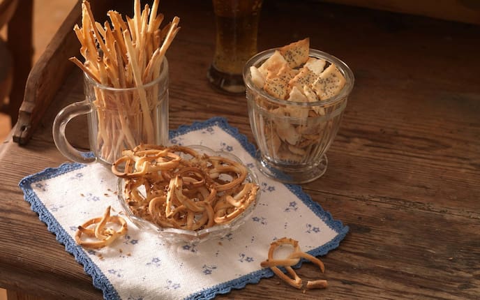 Knabbergebäck, Serviette, Holztisch, Glas, Schüssel