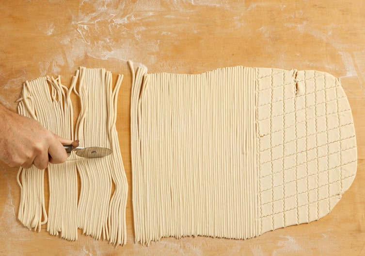 Teig, Teigroller, Holztisch