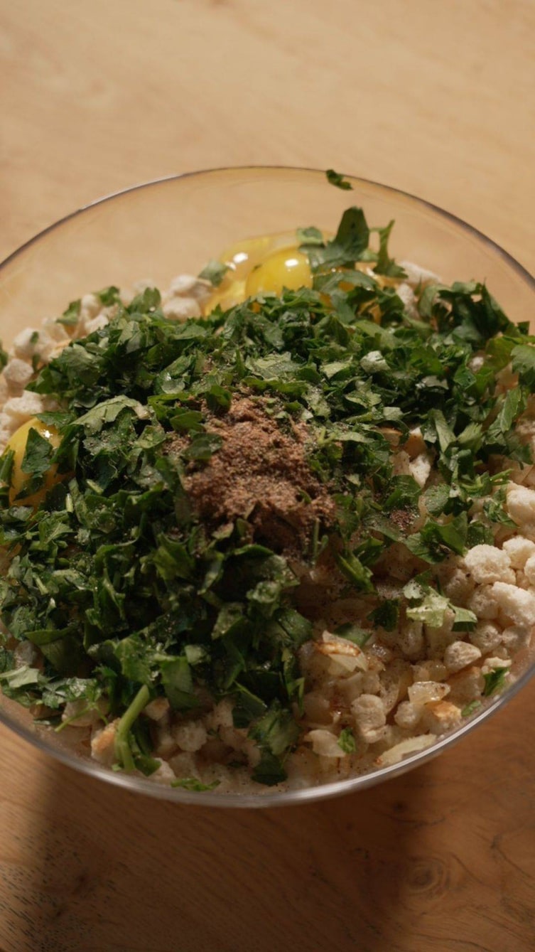 Zutaten in der Schüssel: Eier, Semmelbrösel, Muskat, Petersilie