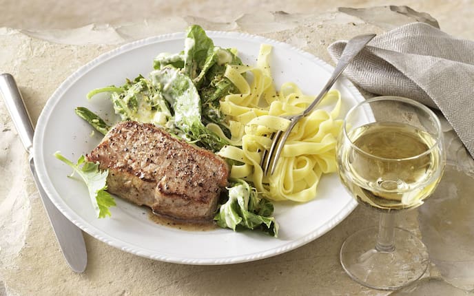 Kohlrabi-Blattgemüse mit Kalbsrückensteak (Bild: Eisenhut & Mayer)