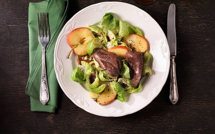 Gänseleber mit Kohlsprossenblättern (Bild: Eisenhut und Mayer)