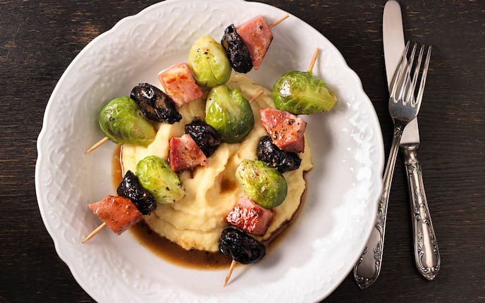 Kohlsprossen-Spieß mit Erdäpfelpüree (Bild: Eisenhut und Mayer)