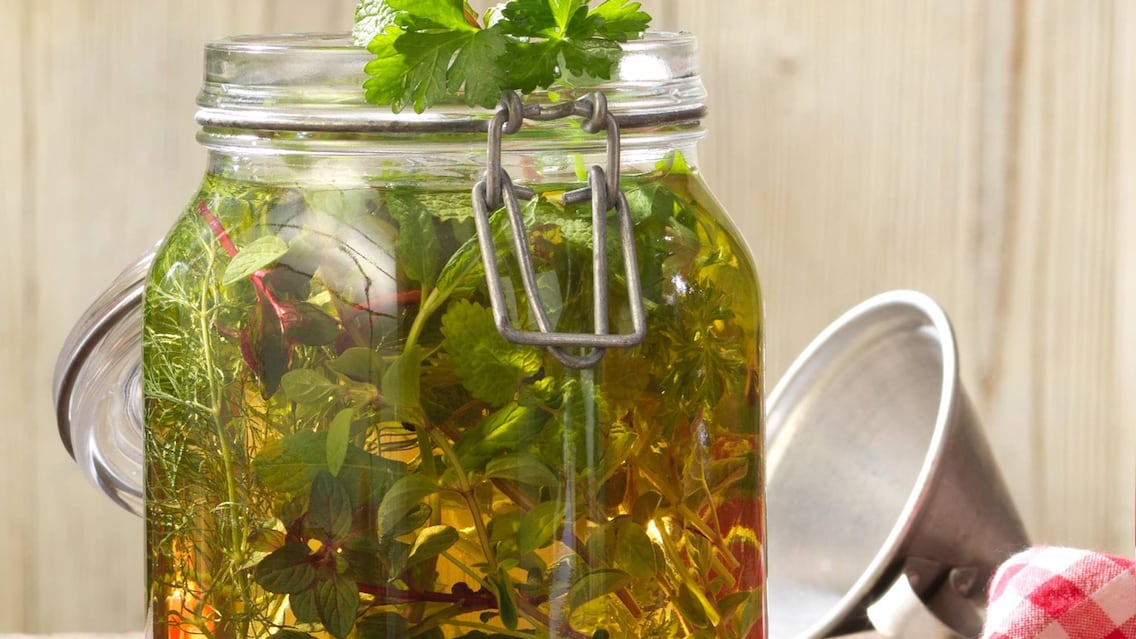 Kräuteressig - Rezept - Servus