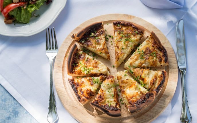 Käse, Zwiebeln, Kuchen, Teig, Schneidbrett, Besteck, Salat