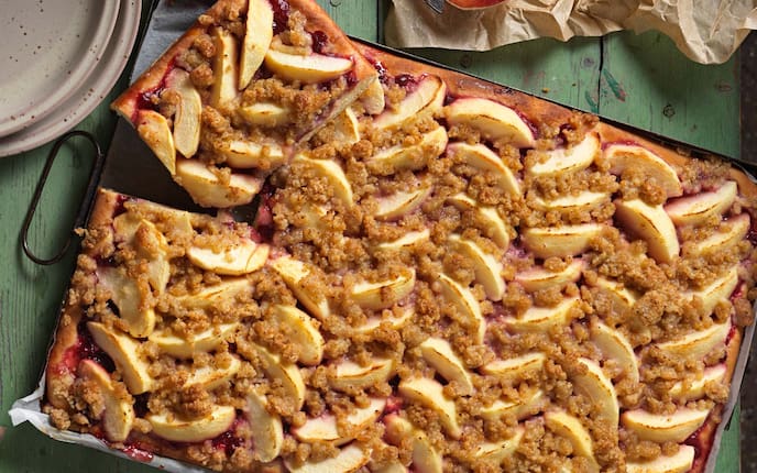 Apfel-Preiselbeer-Fleck mit Haselnuss-Streusel, Blech, Teller, Backpapier, Apfelschale, Germteig