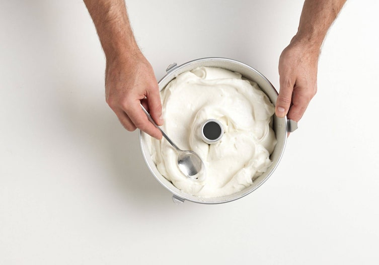 Die Kuchenmasse wird in eine Kuchenform gefüllt