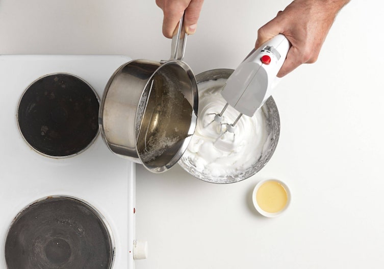 Der flüssige Sirup wird unter den Eischnee gemixt.