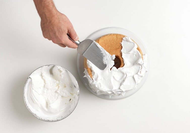 Der gebackene Kuchen wir mit einer Spatel mit Baiser eingedeckt
