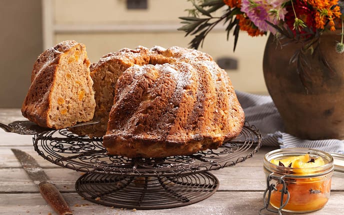 Ofenkatze, Kompott, Blumenstrauß, Vase, Messer, Tortenheber, Etagere