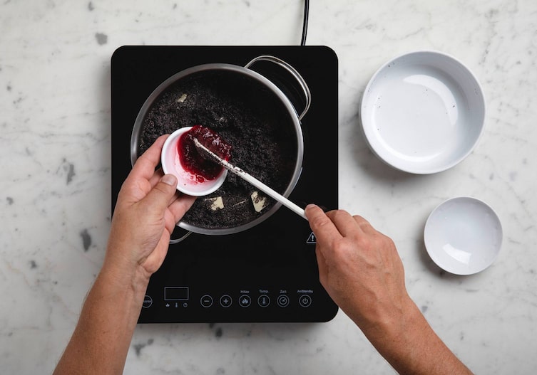 Kleine Herdplatte auf der die Mohnmischung für die Striezelfüllung hergestellt wird