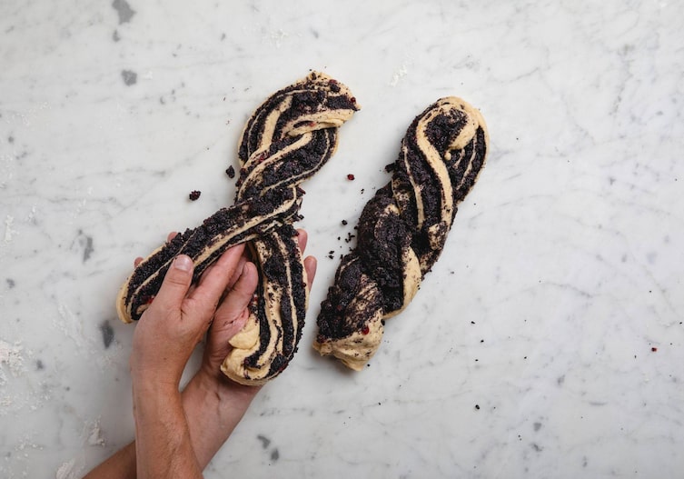 Zwei Teighälften werden um die eigene Achse gedreht.