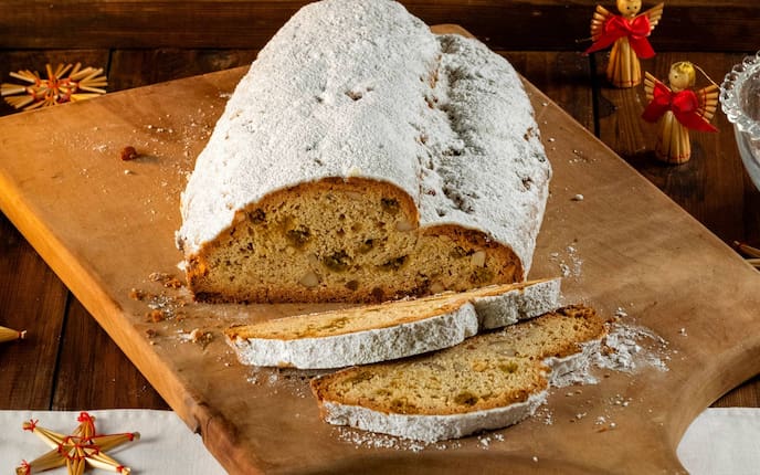 Staubzucker, Engel, Holzbrett, Strohsterne, Christstollen