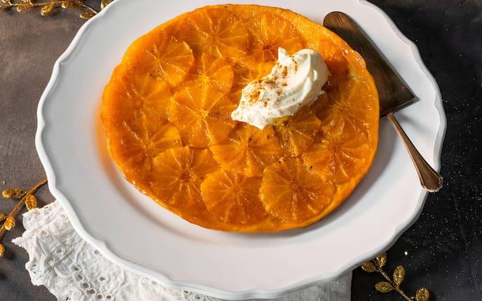 Orangenscheiben, Tortenheber, Teller, Tischdecke, Christbaumkugel