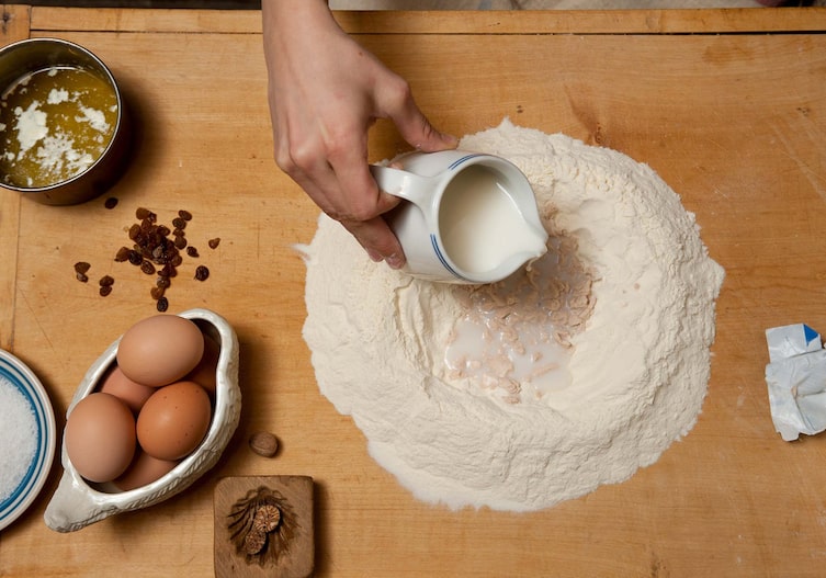 Dreikönigskuchen, Milch, Rosinen, Eier, Mehl, Germ