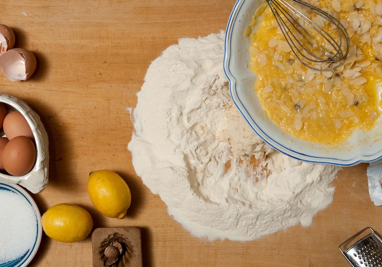 Dreikönigskuchen, Zitronen, Muskatnuss, Eier, Schneebesen, Mehl, Mandeln