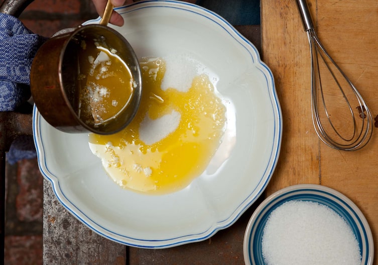 Dreikönigskuchen, Schneebesen, Zucker, Butter, Teller