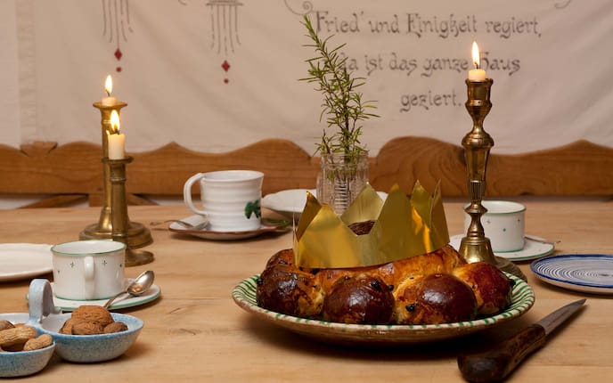 Dreikönigskuchen, Kerzen, Krone, Nüsse, Kaffeetassen