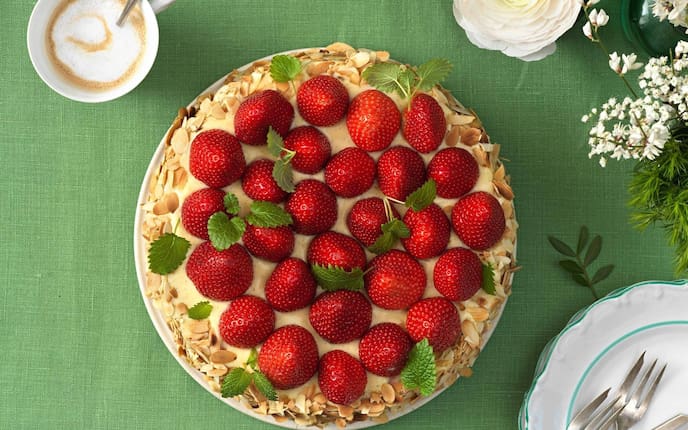 Erdbeerkuchen, Vanillecreme, Erdbeeren, Kaffee, Minze, Mandelblättchen, Nachspeise, Servus Rezept