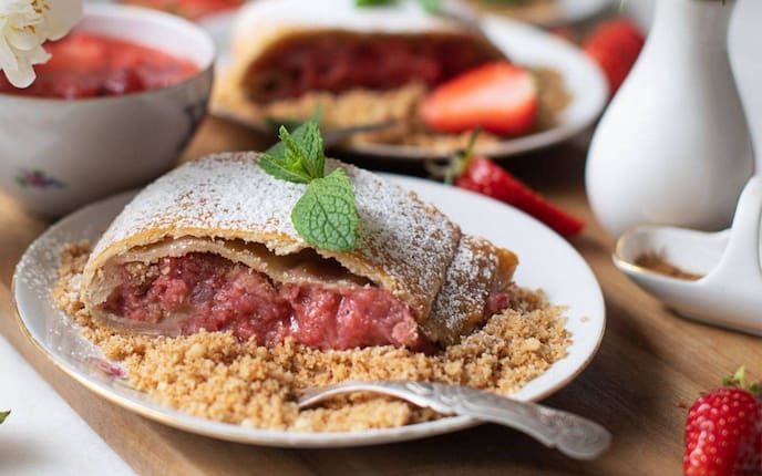 Erdbeerstrudel, Strudel, Brösel, Staubzucker, Minze, Erdbeeren, Rosen, Nachspeise, cooginCatrin, Rezept