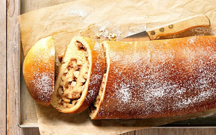Germteigstrudel, Füllung, Äpfel, Nüsse, Backpapier, Messer, Strudel, Nachspeise, Servus Rezept