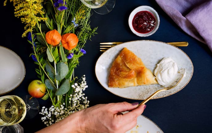 Gestürzter Apfelkuchen, Schlagobers, Äpfel, Blumen, Weißwein, Gedeck