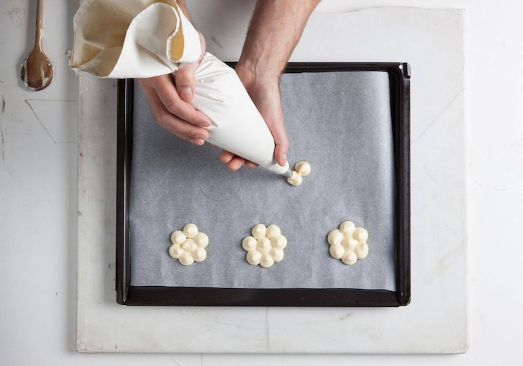 Spritzsack, Backblech, Backpapier, Kochlöffel, Biskuitteig aufspritzen