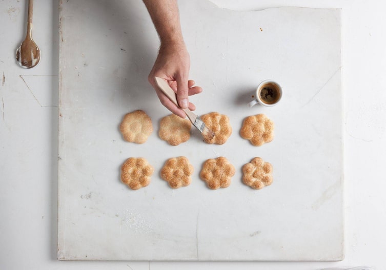 Biskuitblumen, Espresso, Pinsel, Kochlöffel