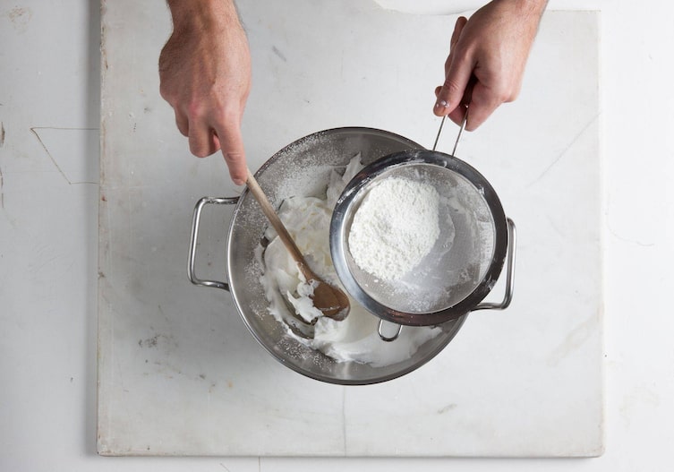 Mehl, Eischnee, Sieb, Schüssel, Kochlöffel