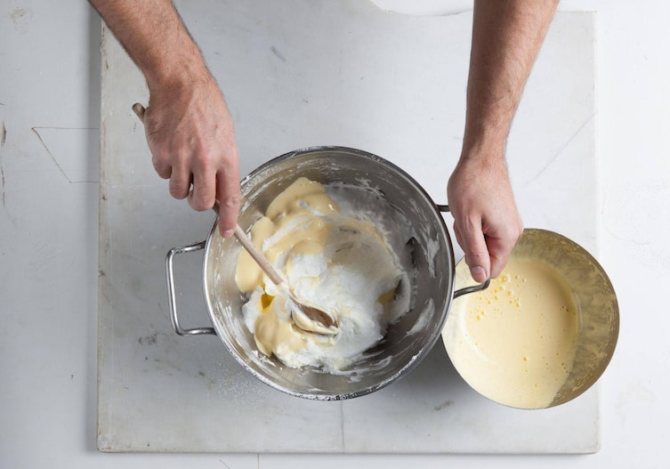 Schüssel, Kochlöffel, Teig, Eischnee
