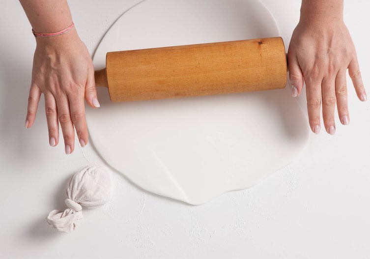 Nudelholz, Rollfondant, Hände, Seidenstrumpf