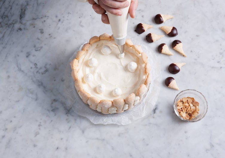 Creme, Dessiersack, Biskotten, Schokolade, Mandelsplitter, Glasschüssel