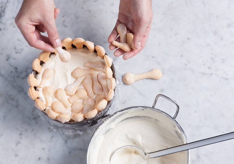 Biskotten, Creme, Malakofftorte, Suppenkelle, Tortenring, Frischhaltefolie, Schüssel, Hände