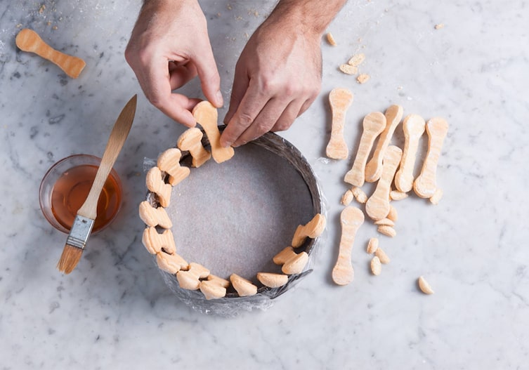 Biskotten, Pinsel, Rum, Tortenring, Frischhaltefolie, Hände