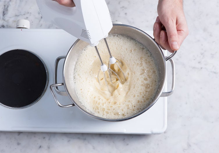 Mixer, Schüssel, Vanillemilch, Kochplatte, Hände