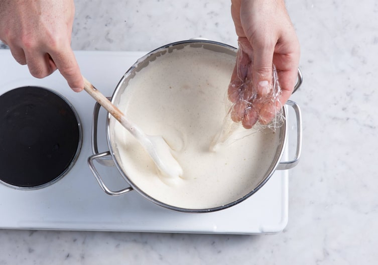 Gelantine, Topf, Creme, Kochlöffel, Hände, Herdplatte